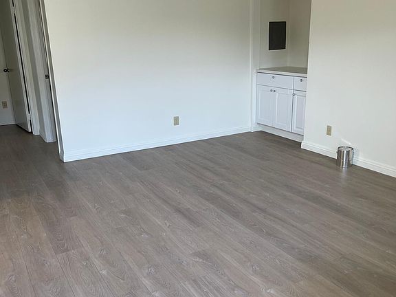 3rd image of 4942 Maplewood Ave APT 106