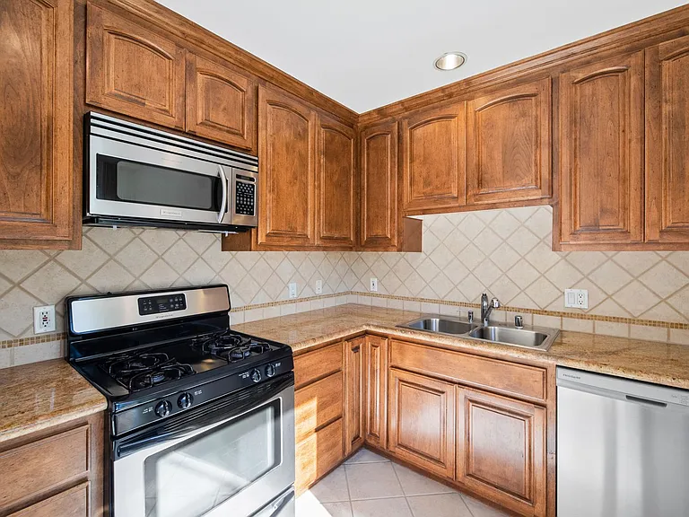 2300 Fox Hills Dr — Photo 21
