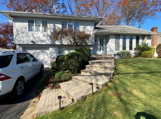 31 Farragut Rd #1, Old Bethpage, NY 11804