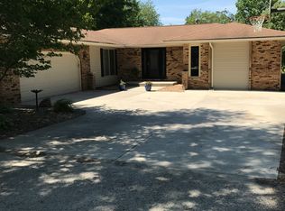 1 Oakland Dr, Riverton, IL 62561