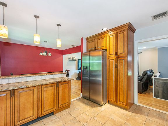 4th image of 7 Country Ln