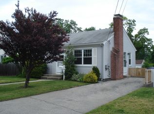 8 Phillips Ave, Warwick, RI 02888