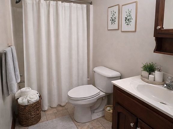 5th image of 425 Middle Oaks Dr
