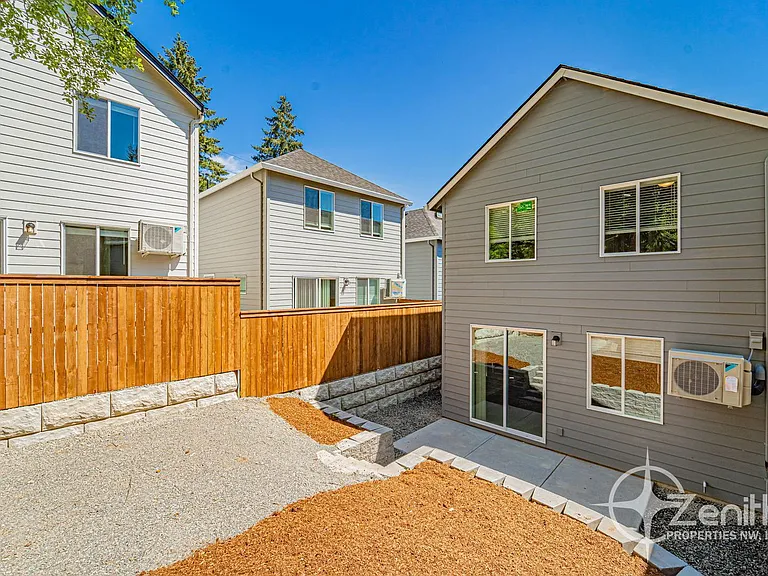 4924 NE 2nd Ct — Photo 33