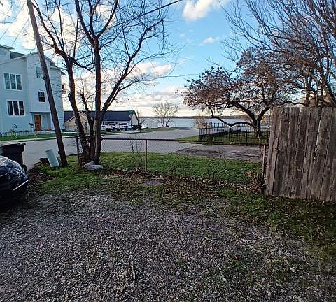 2nd image of 804 Lakeshore Dr