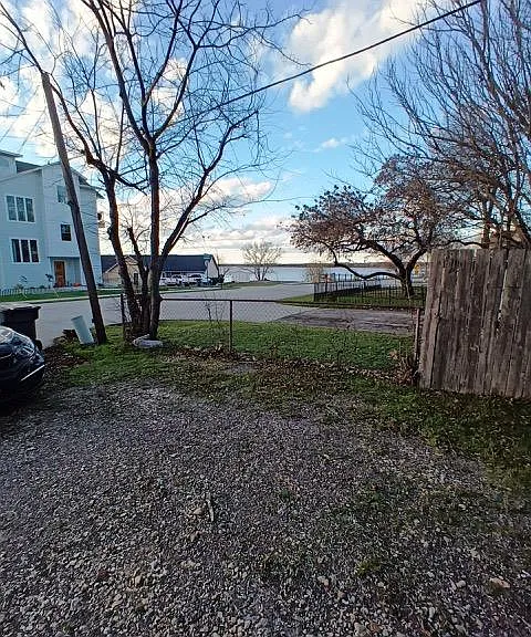 804 Lakeshore Dr — Photo 2