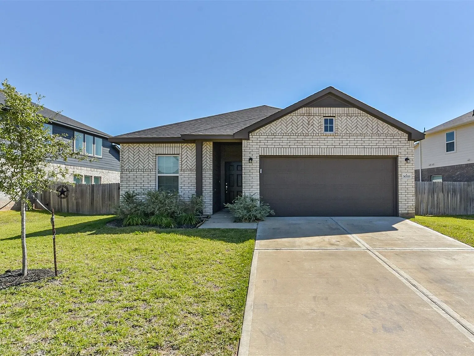 3 bed, 2.0 bath, 1989 sqft, $2,000 — Photo 2