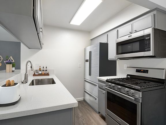 5th image of 10922 Bloomfield St APT 205