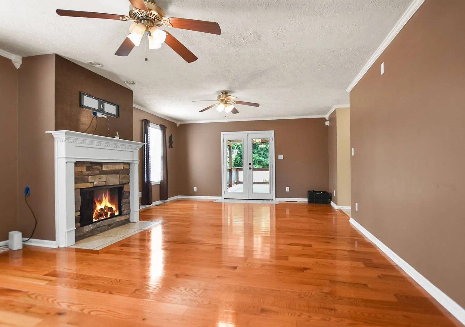 Pet Friendly Three Bedroom! — Photo 2