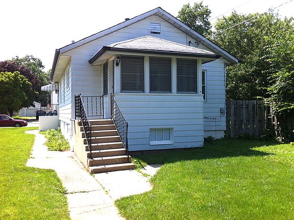 3rd image of 1979 S Pine St