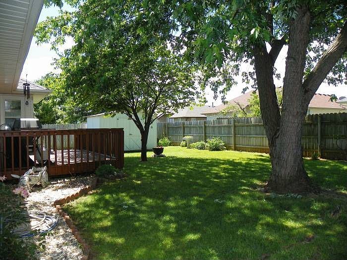 Fenced bk yrd w shed/tree