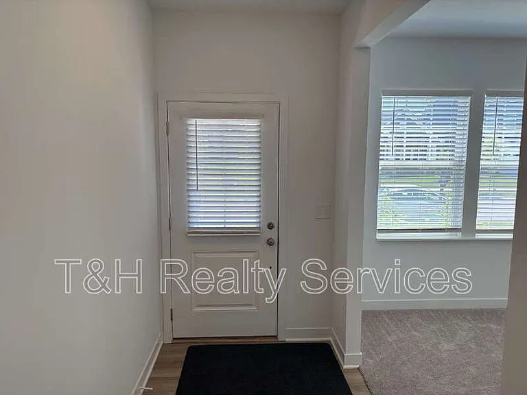 542 Jefferson St — Photo 15
