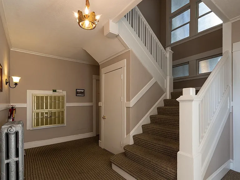 220 Belmont Ave E — Photo 5