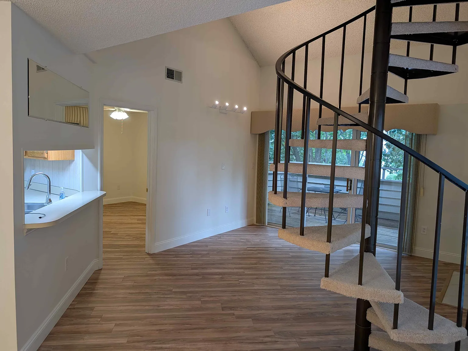 2 bed, 900 sqft, $1,450 — Photo 2