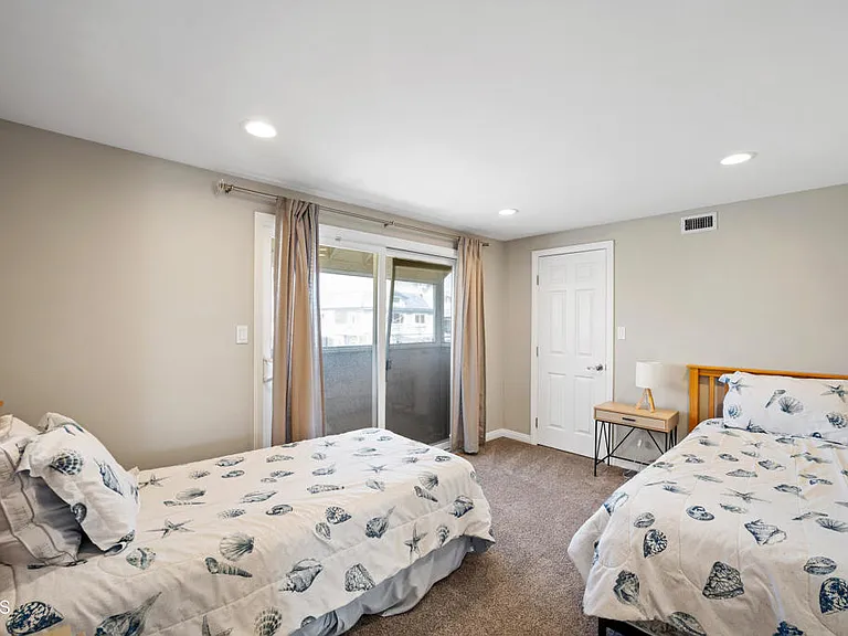 305 Ocean Dr — Photo 19