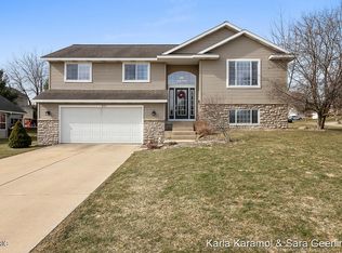 475 Greystone Dr NE, Rockford, MI