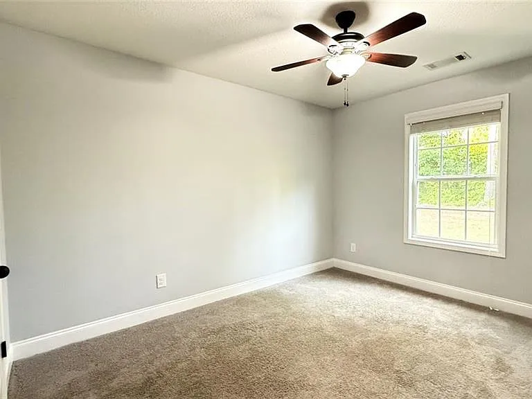 1890 Roxey Ln — Photo 11