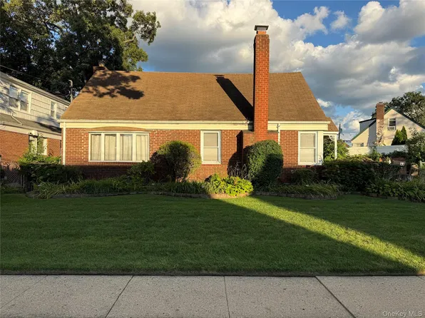 33 Ridgewood Street, Valley Stream, NY 11580