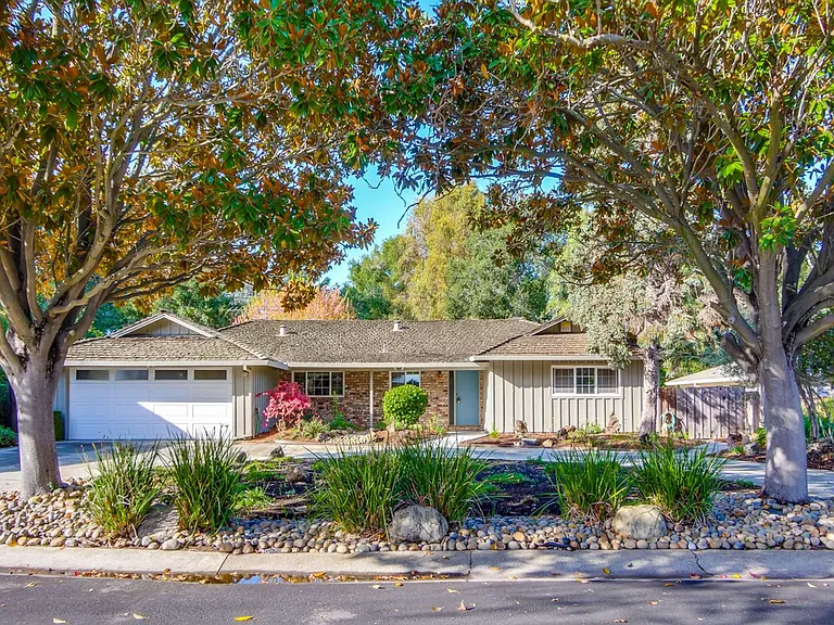 130 S Avalon Dr — Photo 1
