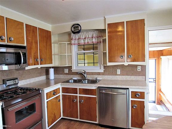 5th image of 27720 Edward St