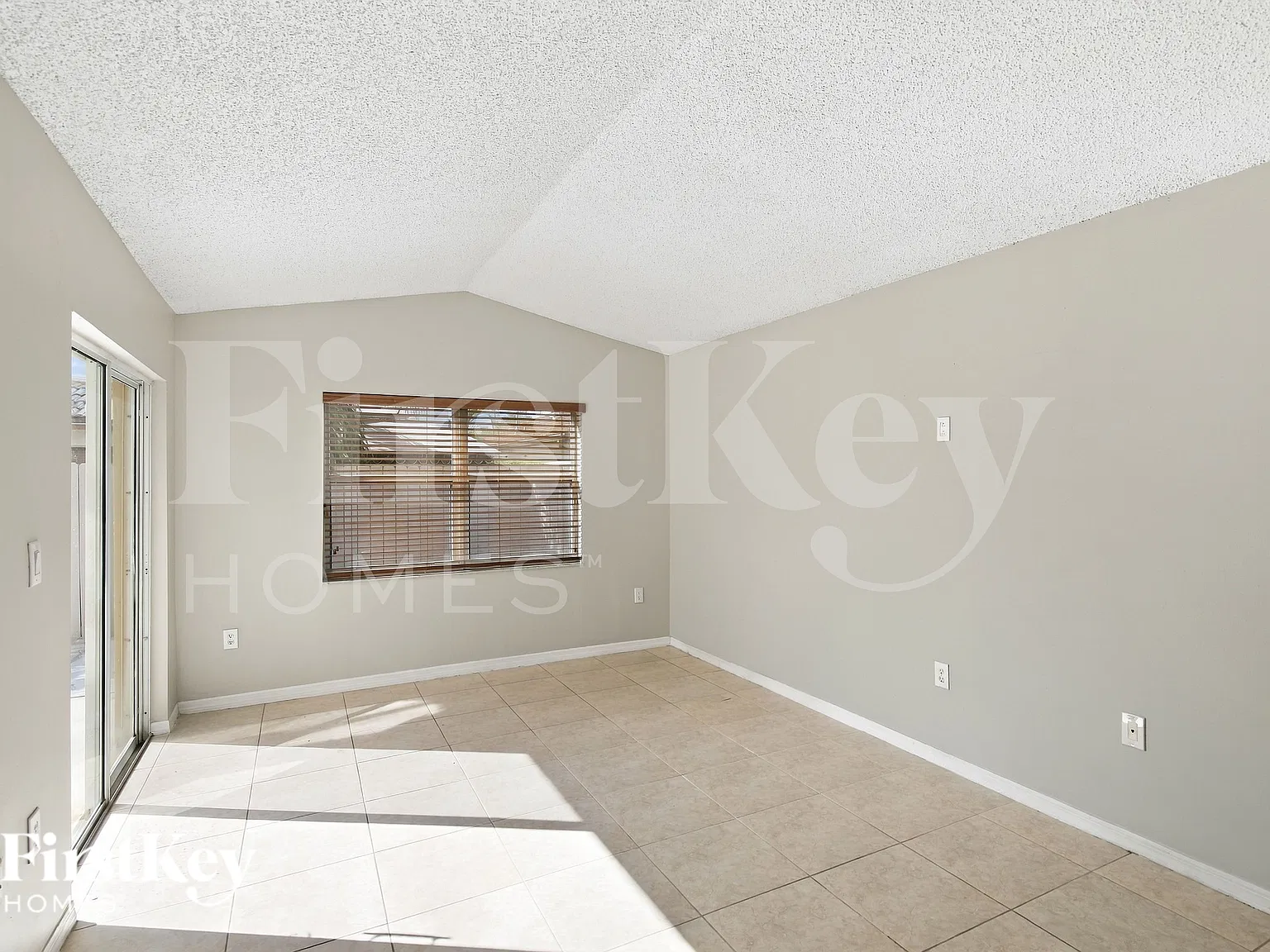 3 bed, 2.0 bath, 1654 sqft, $2,840 — Photo 3