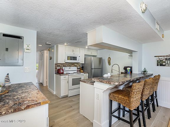3rd image of 7400 Ridgewood Ave #102