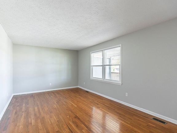4th image of 323 Royalty Dr