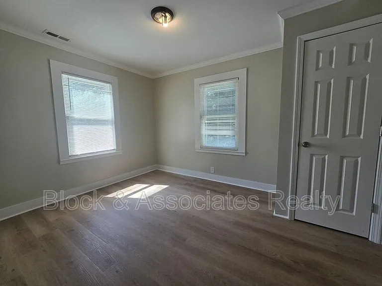 330 Stratford Rd — Photo 5