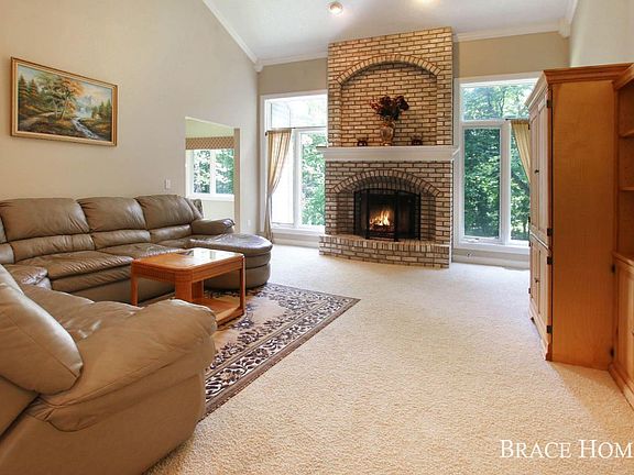 3rd image of 2476 Candlewick Ct SE