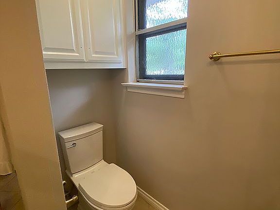 5th image of 2 Oak Village Dr