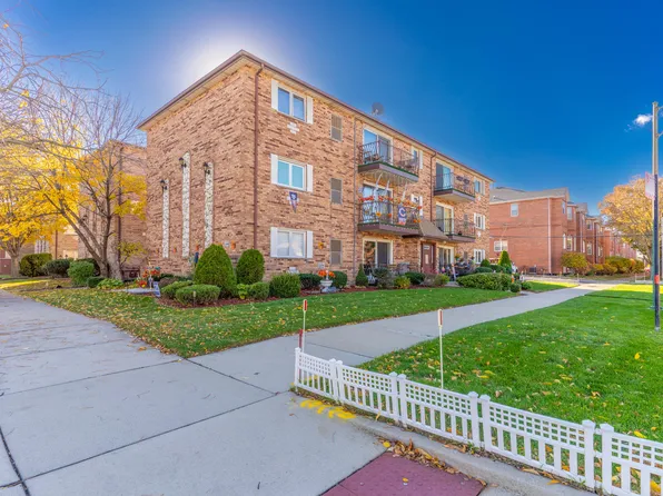 6401 W 64th Pl APT 2W, Chicago, IL 60638