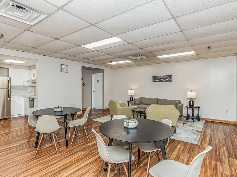 Highland Plaza Apartments — Photo 11