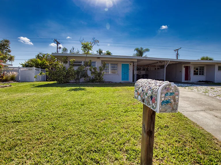 N Tamiami Trl — Photo 2
