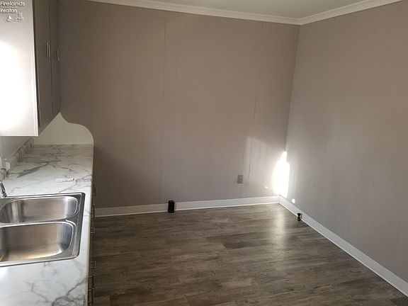 5th image of 215 Clay St