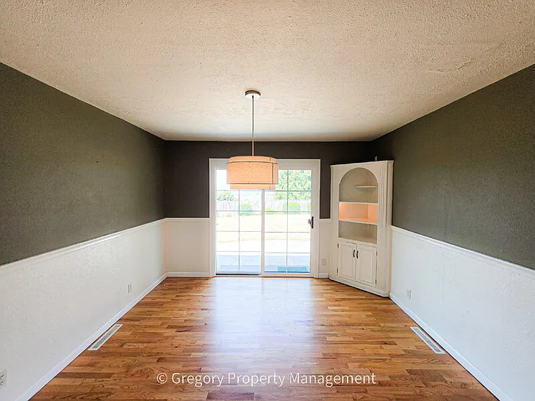 1715 Holbrook Ave — Photo 8
