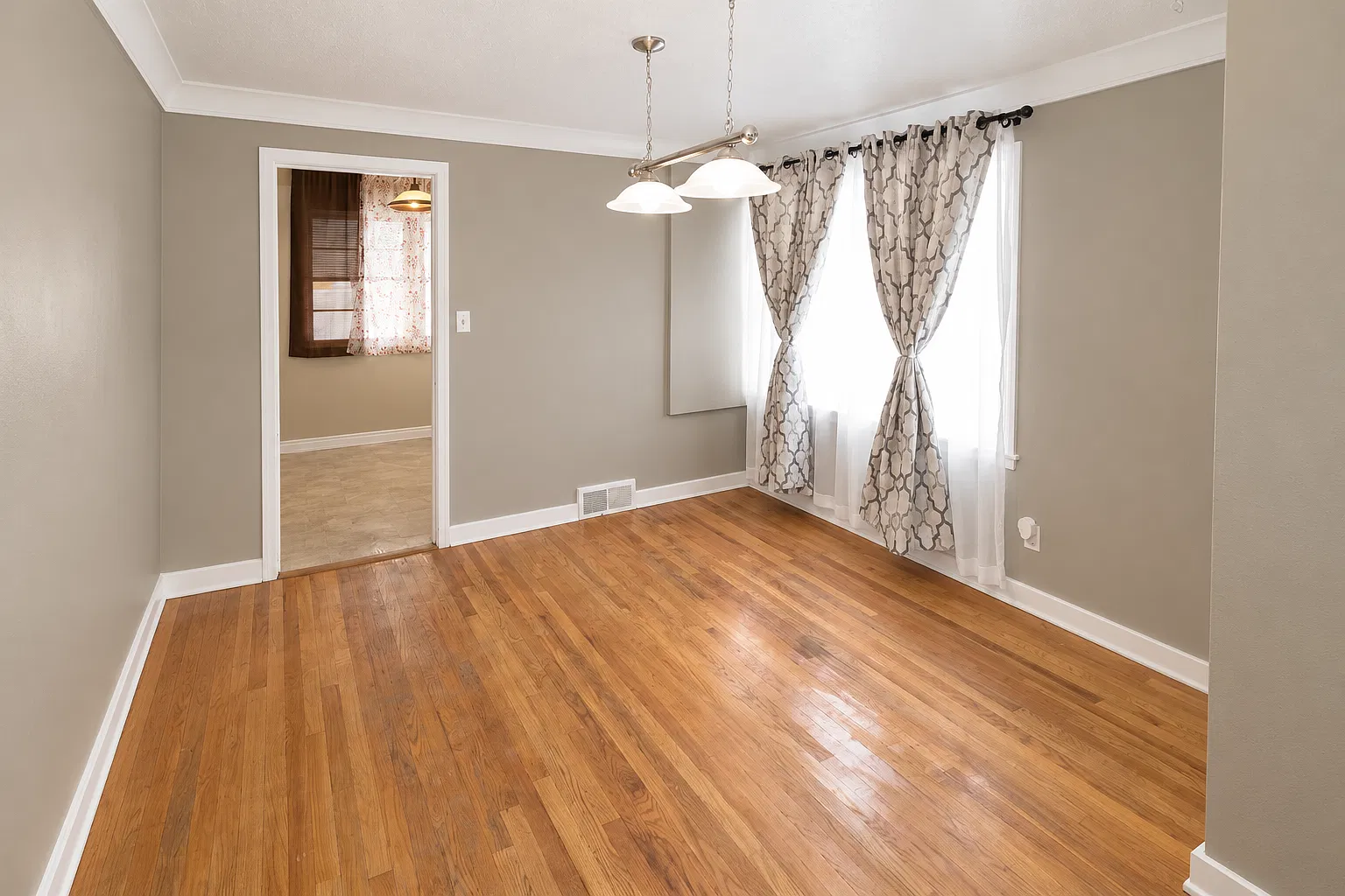 4 bed, 2200 sqft, $2,195 — Photo 3
