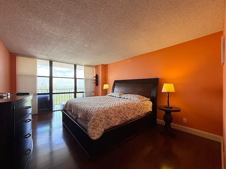 800 Parkview Dr #823 — Photo 11
