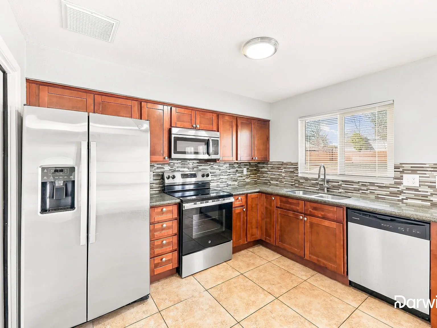 4 bed, 2.0 bath, 1160 sqft, $2,120 — Photo 2