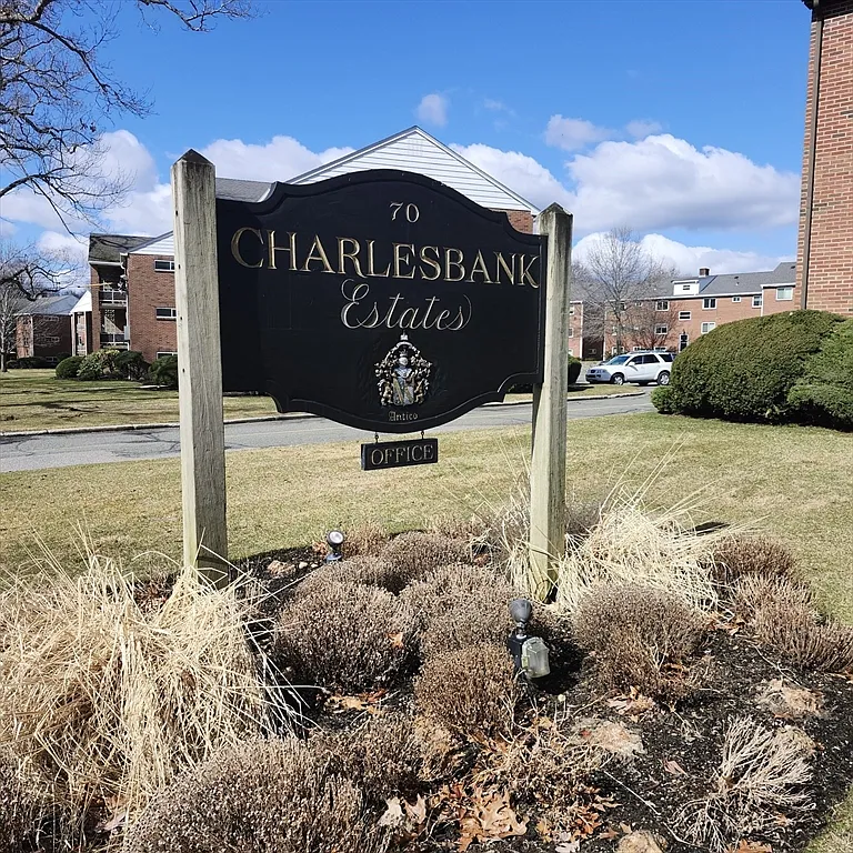 1 bed, 1.0 bath, 725 sqft, $2,400 — Photo 1