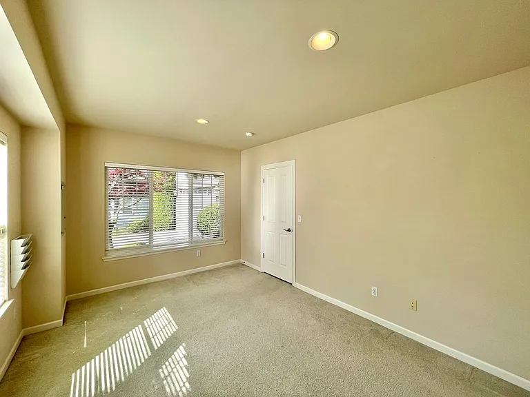 1921 NE 34th Pl — Photo 14