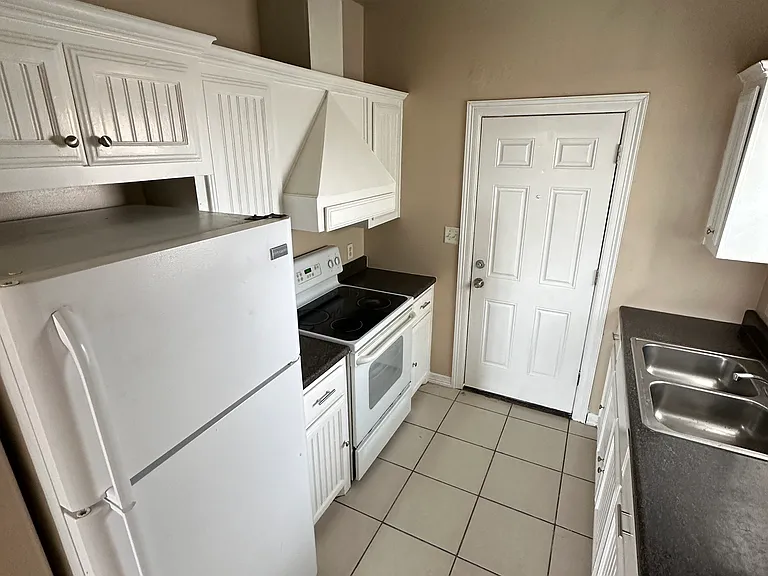 1020 Jesse St — Photo 6