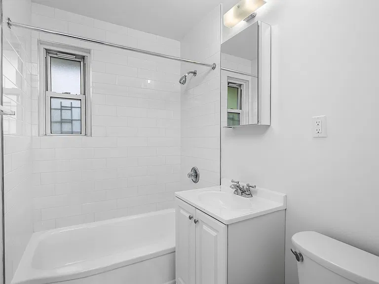 Crestwood Lake Apartments — Photo 84