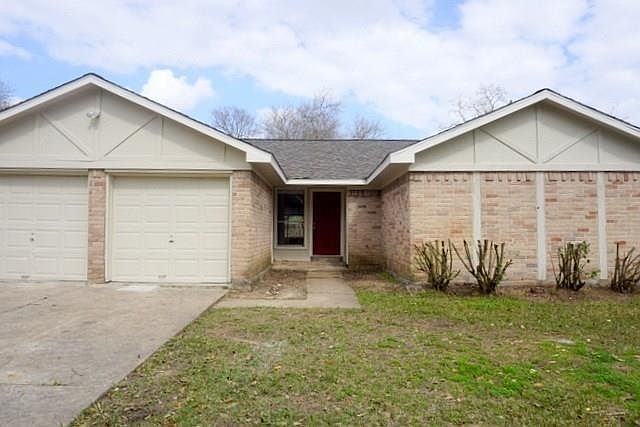 1st image of 400 Bayridge Dr