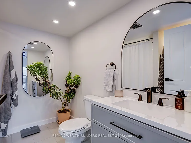 393 King St E #403 — Photo 15