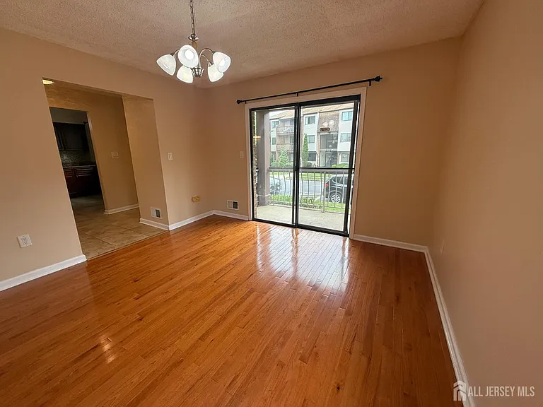 1302 Edison Glen Ter — Photo 9