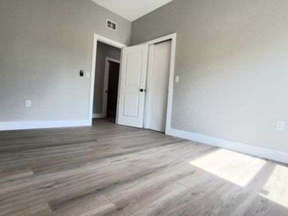 Middle Bedroom - King or 2 Full beds