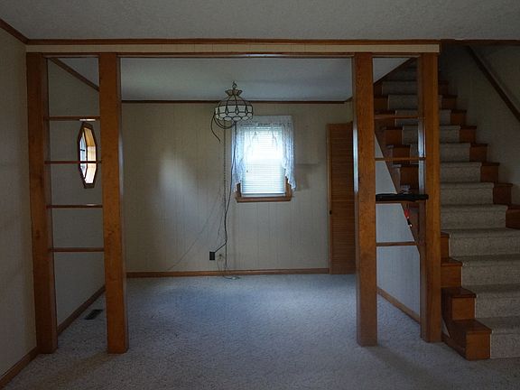3rd image of 802 Railroad St