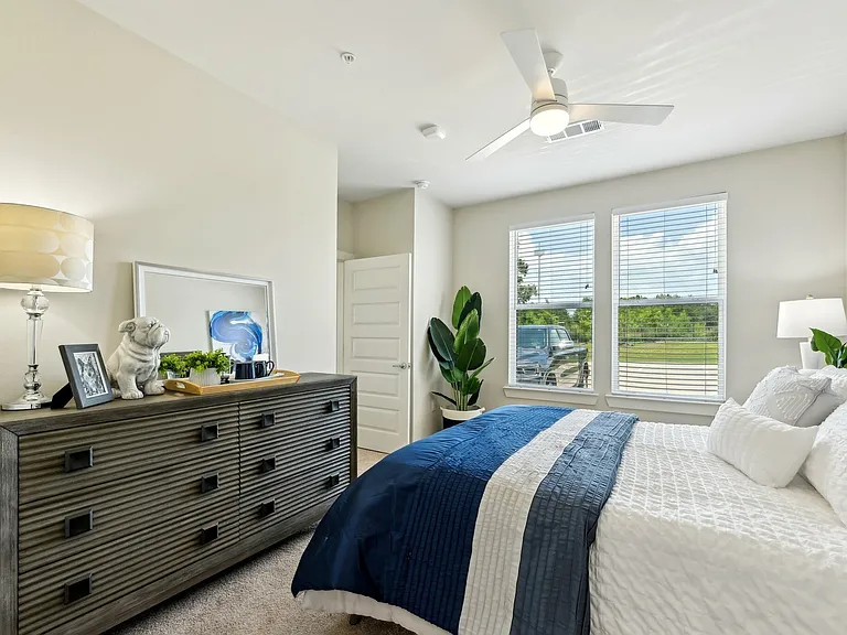 Central Pine St-019