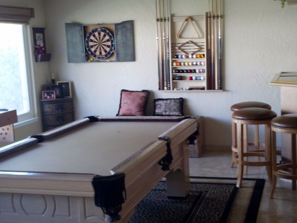 Game Room w/ Wet Bar