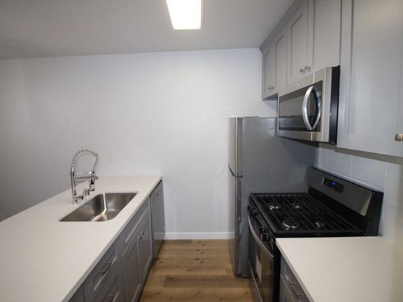 3rd image of 1611 N Hobart Blvd